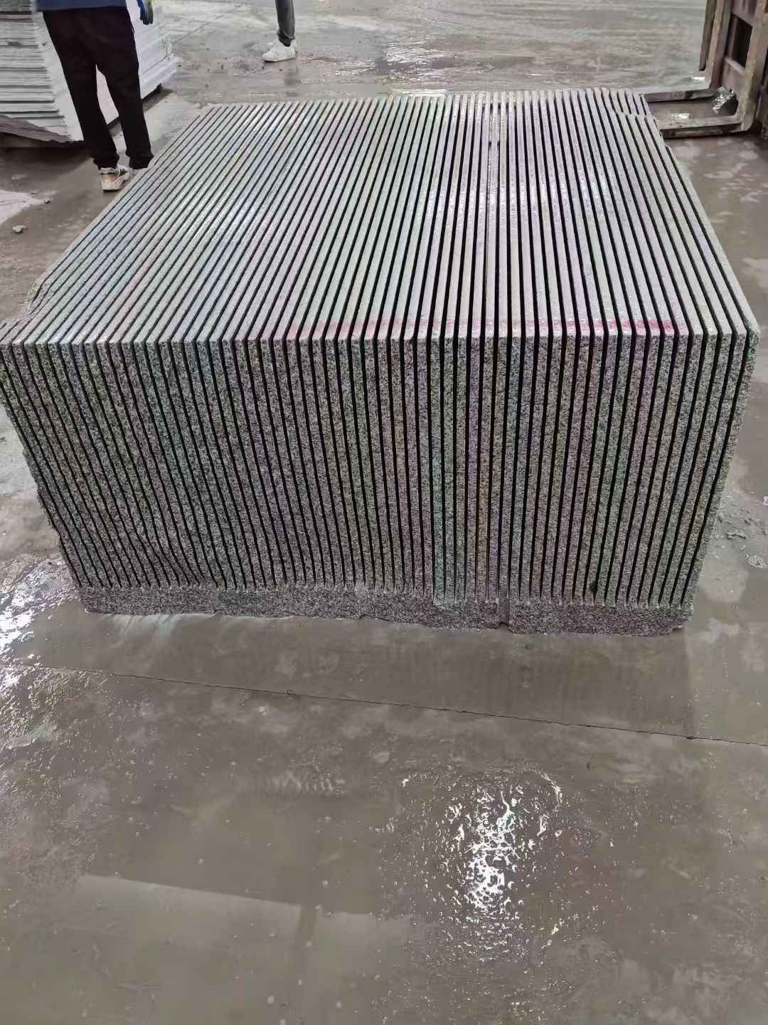 鄂尔多斯芝麻白毛板荒料切割